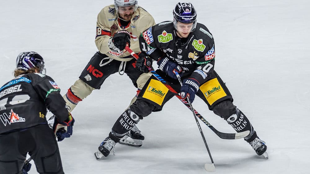 Angreifer Lean Bergmann verwandelte beim Sieg der Eisbären in Mannheim den entscheidenden Penalty. / Foto: Andreas Gora/dpa