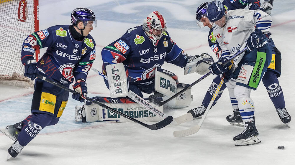 Goalie Jonas Stettmer stand beim Sieg der Eisbären gegen Straubing vor allem in der Anfangsphase immer wieder im Mittelpunkt. / Foto: Andreas Gora/dpa