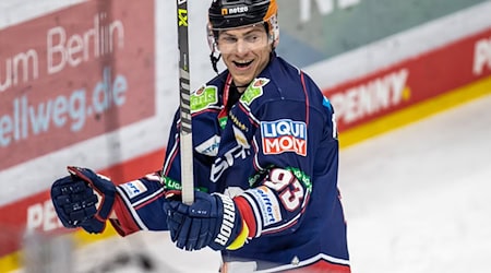 Nationalstürmer Leo Pföderl will mit den Eisbären den Titel verteidigen. / Foto: Andreas Gora/dpa