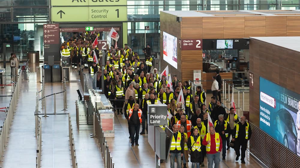 Mit einem Warnstreik hat Verdi den Flugbetrieb am BER am Montag weitgehend lahmgelegt. / Foto: Christophe Gateau/dpa