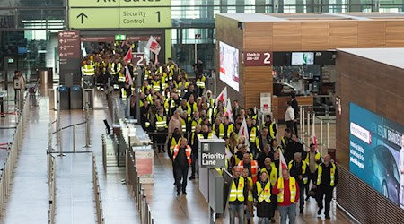 Mit einem Warnstreik hat Verdi den Flugbetrieb am BER am Montag weitgehend lahmgelegt. / Foto: Christophe Gateau/dpa