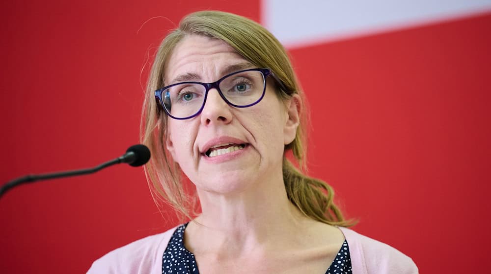 Linke-Landesvorsitzende Franziska Brychcy will sich künftig stärker auf die Bildungspolitik im Abgeordnetenhaus konzentrieren. (Archivbild) / Foto: Annette Riedl/dpa