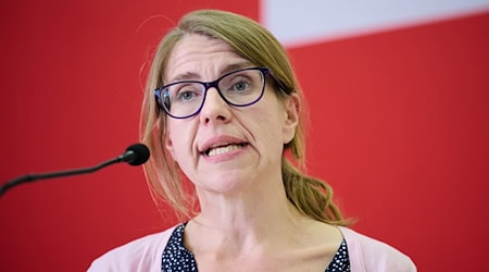 Linke-Landesvorsitzende Franziska Brychcy will sich künftig stärker auf die Bildungspolitik im Abgeordnetenhaus konzentrieren. (Archivbild) / Foto: Annette Riedl/dpa