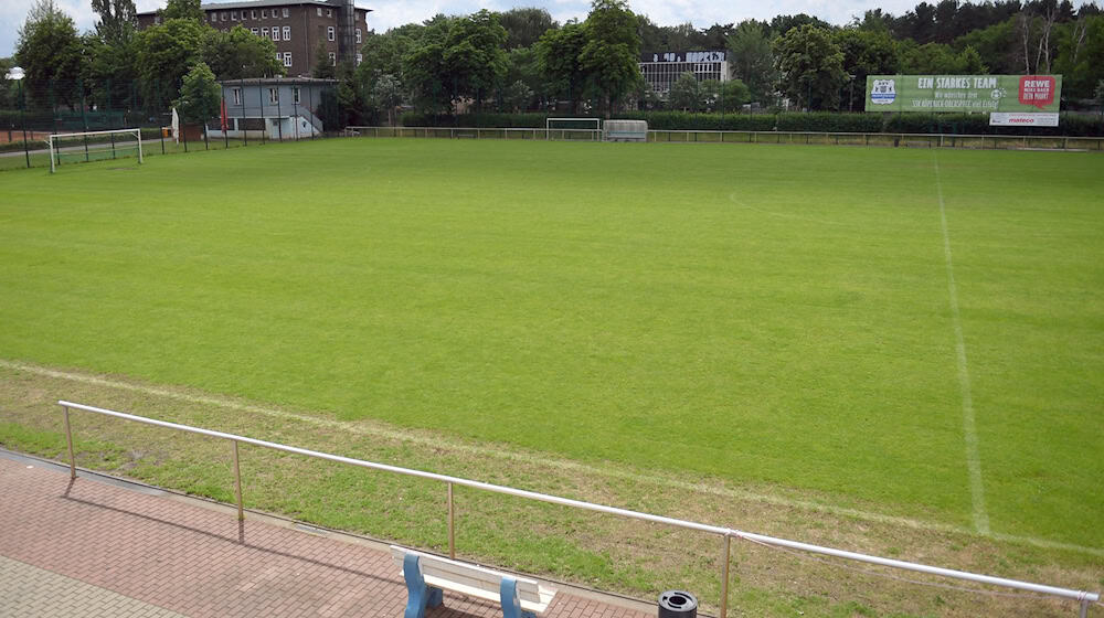 In Berlin ist ein Amateurfußballspiel wegen einer gewalttätigen Auseinandersetzung unter den Spielern abgebrochen worden.  / Foto: picture alliance / Britta Pedersen/dpa-Zentralbild/ZB