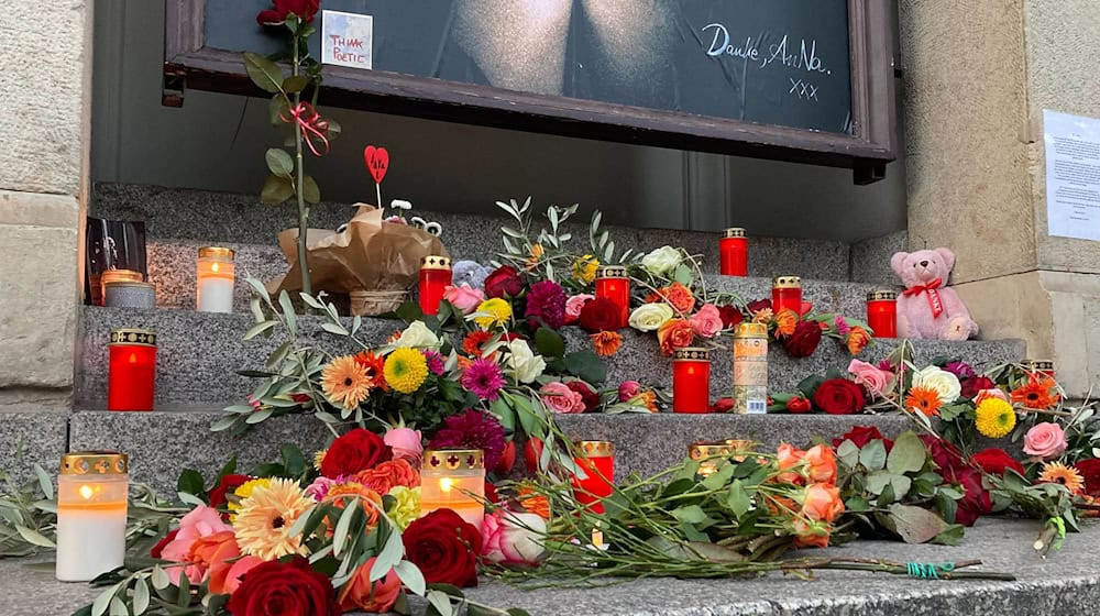 Am Theater des Westens können Fans Blumen in Erinnerung an Anna R. niederlegen. / Foto: Sabrina Szameitat/dpa