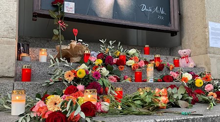 Am Theater des Westens können Fans Blumen in Erinnerung an Anna R. niederlegen. / Foto: Sabrina Szameitat/dpa