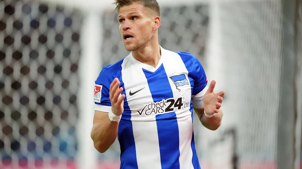 Kann es womöglich auch als Schauspieler: Hertha-Profi Florian Niederlechner. / Foto: Soeren Stache/dpa