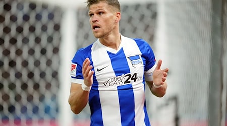 Kann es womöglich auch als Schauspieler: Hertha-Profi Florian Niederlechner. / Foto: Soeren Stache/dpa