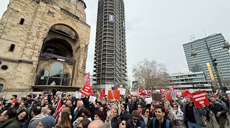 Hunderte Menschen demonstrieren gegen die Festnahme des Istanbuler Bürgermeisters Imamoglu. / Foto: Paul Zinken/dpa