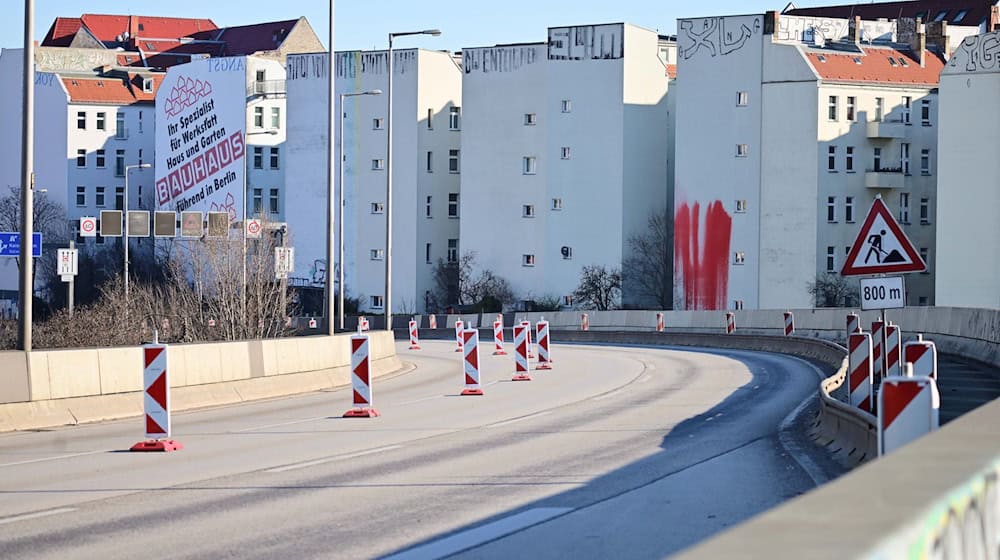 Seit Mittwochabend ist die Stadtautobahnbrücke der A100 voll gesperrt.  / Foto: Sebastian Gollnow/dpa