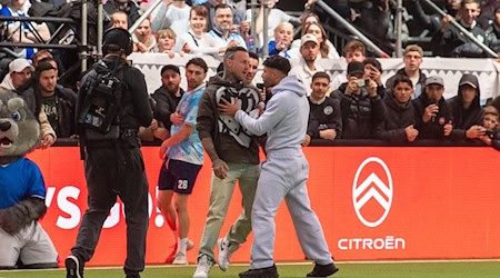 Rapper Kontra K und Influencer Nader El-Jindaoui gerieten bei der Baller League aneinander. / Foto: Sebastian Räppold/Matthias Koch/dpa