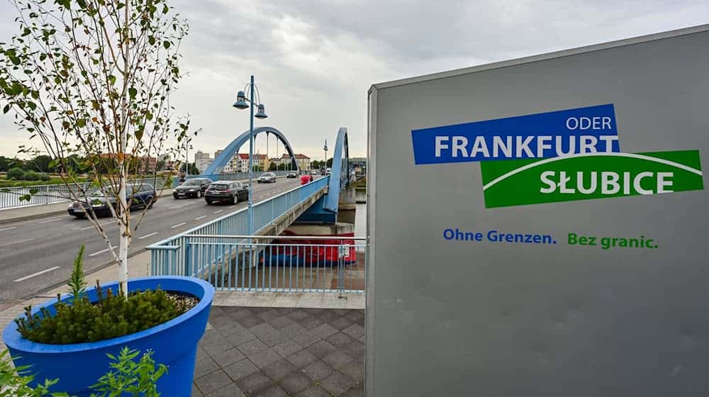 Die Stadtbrücke über die Oder verbindet Frankfurt (Oder) mit das polnische Slubice. (Archivbild)  / Foto: Patrick Pleul/dpa-Zentralbild/dpa