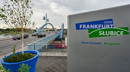 Die Stadtbrücke über die Oder verbindet Frankfurt (Oder) mit das polnische Slubice. (Archivbild)  / Foto: Patrick Pleul/dpa-Zentralbild/dpa