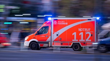 Ein Radfahrer wird bei einem Verkehrsunfall in Berlin getötet. (Symbolbild)  / Foto: Monika Skolimowska/dpa