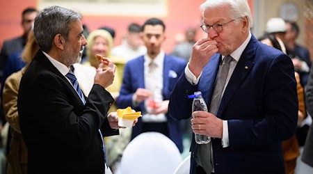 Mit Datteln und Wasser: Steinmeier nimmt am muslimischen Fastenbrechen teil. / Foto: Bernd von Jutrczenka/dpa-Pool/dpa