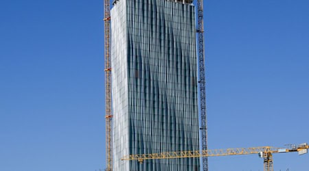 Der Rohbau des Estrel Towers ist fertig. / Foto: Jens Kalaene/dpa