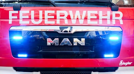 Einsatzkräfte der Feuerwehr sind am Sonntagnachmittag zu einem Brand nach Kremmen gerufen worden. (Symbolbild) / Foto: Julian Stratenschulte/dpa