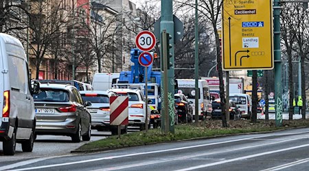 In Potsdam waren wegen der Demonstrationen zum Warnstreik im öffentlichen Dienst schon am Morgen Straßen gesperrt.  / Foto: Jens Kalaene/dpa