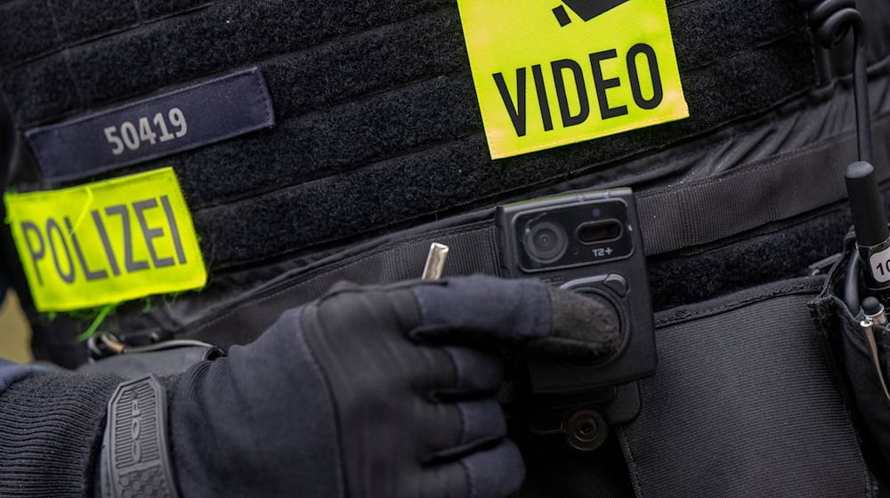 Polizisten sind laut einer Studie für Bodycams, Sanitäter eher dagegen. (Archivfoto) / Foto: Monika Skolimowska/dpa