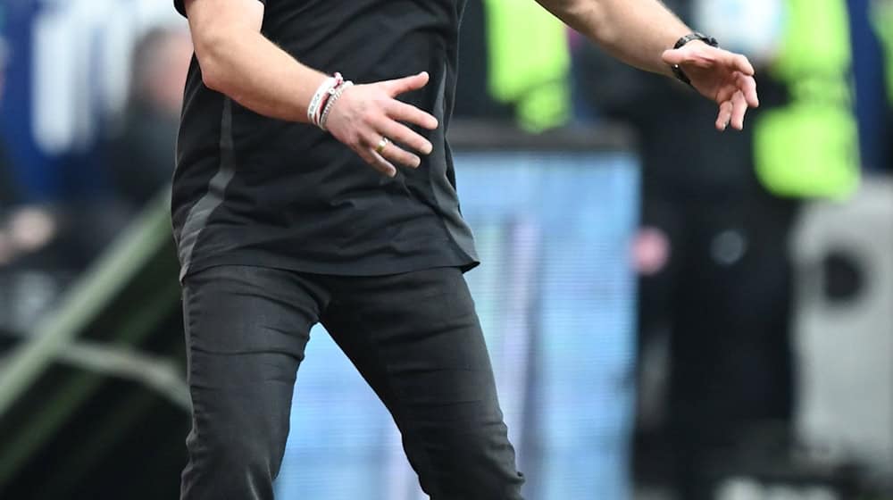 Union Berlins Trainer Steffen Baumgart sah im Spiel bei Eintracht Frankfurt zum vierten Mal in dieser Saison die Gelbe Karte und ist in der Heimpartie gegen Bayern München gesperrt. / Foto: Arne Dedert/dpa