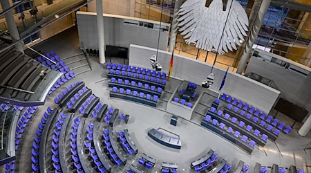 Wenn sich der Plenarsaal im Deutschen Bundestag wieder füllt, werden dort deutlich mehr Männer als Frauen Platz nehmen, das gilt auch für die Berliner Abgeordneten. (Archivbild) / Foto: Fabian Sommer/dpa