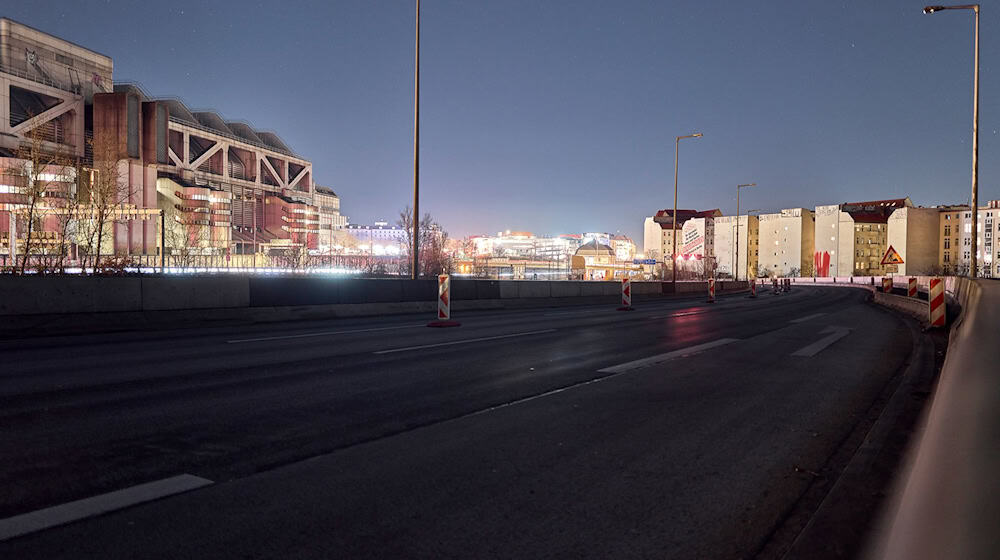 Leere auf der Ringbahnbrücke nach Vollsperrung.  / Foto: Michael Ukas/dpa