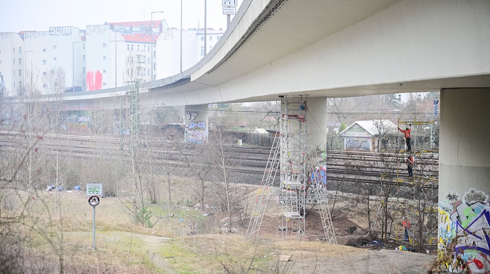 Zuletzt war die Brücke nur einspurig befahrbar (Archivbild). / Foto: Sebastian Gollnow/dpa