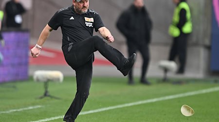 Union-Trainer Steffen Baumgart wird gegen Bayern München nicht an der Seitenlinie stehen. / Foto: Arne Dedert/dpa