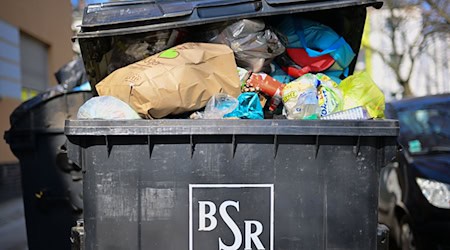 Volle Tonne: Beschäftigte der BSR sind wieder zum Warnstreik aufgerufen. (Symbolbild) / Foto: Sebastian Gollnow/dpa