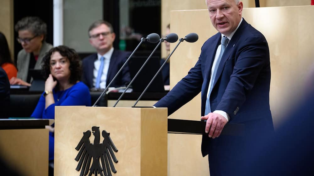 Berlins Regierender Bürgermeister Kai Wegner (CDU) sprach neben anderen Ministerpräsidenten im Bundesrat zur Grundgesetzänderung.  / Foto: Bernd von Jutrczenka/dpa