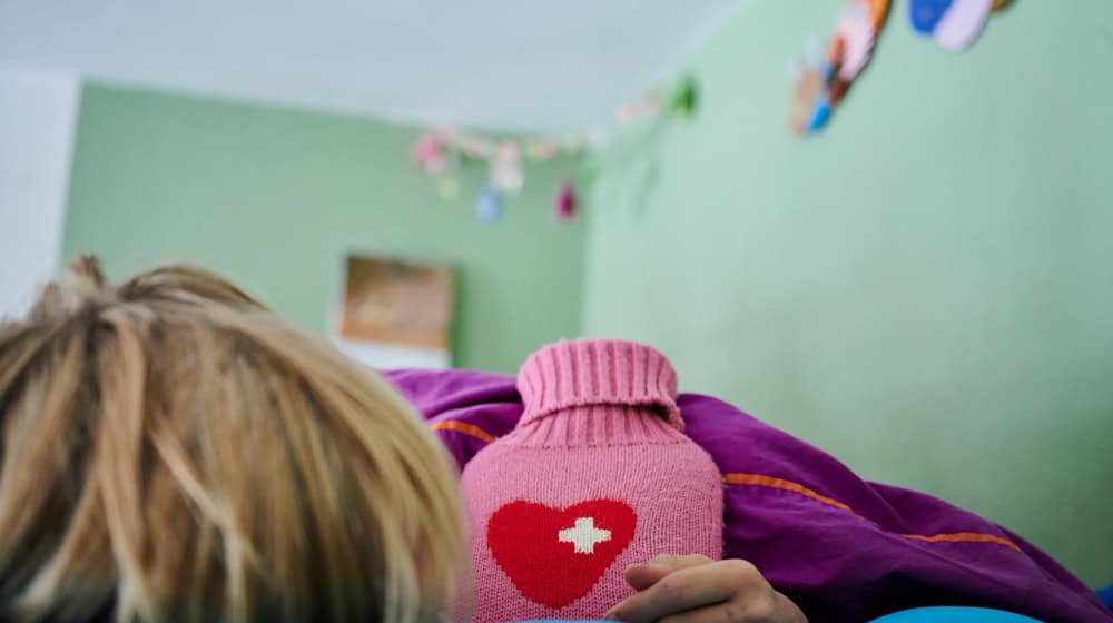 Kinder mit Pims entwickeln Wochen nach einer Corona-Infektion beispielsweise hohes Fieber und Hautausschläge. (Symbolbild) / Foto: Annette Riedl/dpa