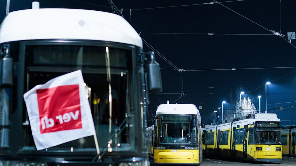 Verdi verzichtet zunächst auf einen weiteren Warnstreik bei der BVG. (Archivbild) / Foto: Carsten Koall/dpa
