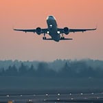 Wegen eines aggressiven Passagiers musste ein Flugzeug in Berlin zwischenlanden. (Symbolfoto) / Foto: Soeren Stache/dpa