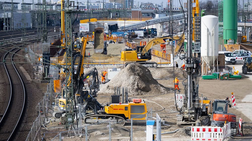 In die Kosten für den Bau der zweiten S-Bahn-Stammstrecke in München soll neues Licht gebracht werden. (Archivbild)  / Foto: Sven Hoppe/dpa