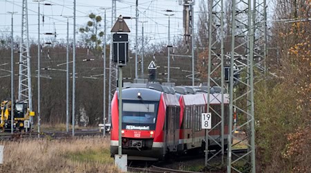 Der Bahnverkehr zwischen Velten und Neuruppin soll ausgebaut werden. / Foto: Soeren Stache/dpa