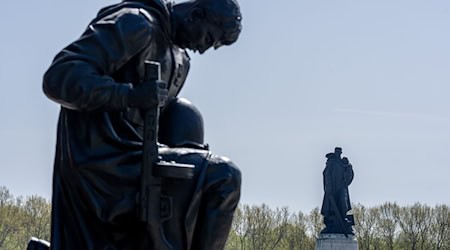 Am sowjetischen Ehrenmal in Treptow sind am 8. Mai keine offiziellen Gedenkveranstaltungen geplant. (Archivbild)  / Foto: Soeren Stache/dpa