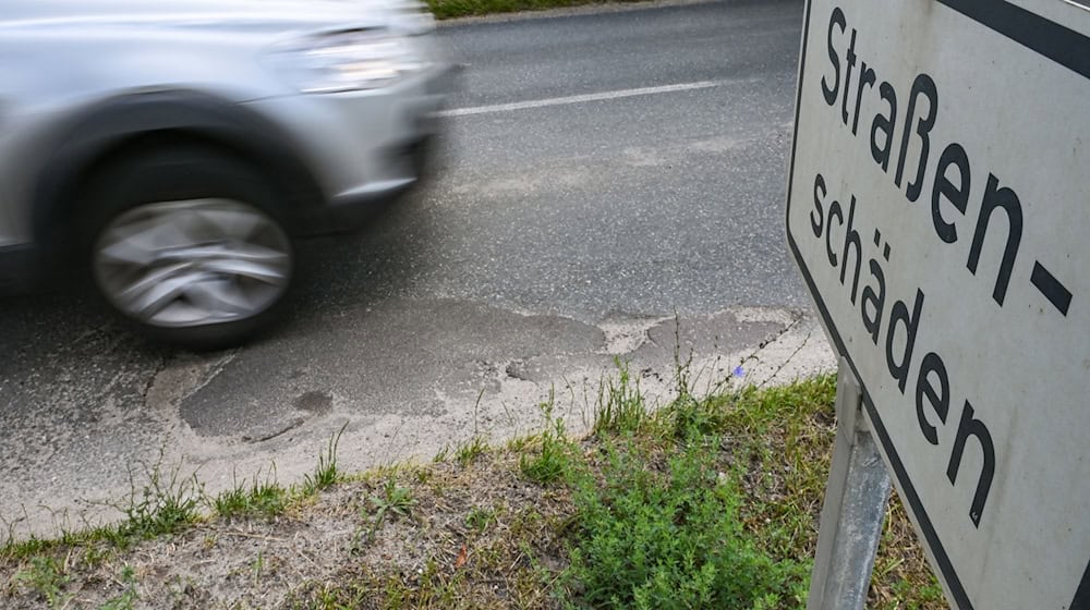 Viele Brandenburger bewerten den Zustand der Straßen als schlecht. (Symbolbild) / Foto: Patrick Pleul/dpa-Zentralbild/dpa