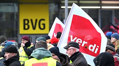 Zwischen der BVG und Verdi könnte es am Donnerstag zur letzten Gesprächsrunde der laufenden Tarifverhandlungen kommen. (Archivbild) / Foto: Soeren Stache/dpa