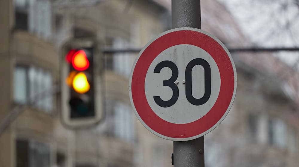 An vielen Berliner Hauptstraßen soll nach dem Willen der CDU-Fraktion das Tempolimit von 30 auf 50 Kilometer pro Stunde angehoben werden. (Archivbild) / Foto: Jörg Carstensen/dpa