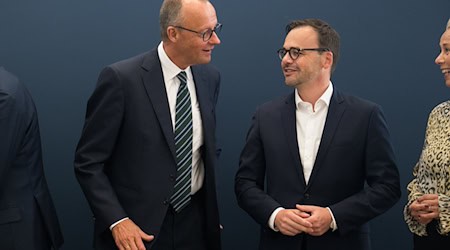 Brandenburgs CDU-Landesvorsitzender Jan Redmann (rechts) wertet den Koalitionsvertrag von Union und SPD an vielen Stellen positiv (Archivbild). / Foto: Sebastian Christoph Gollnow/dpa