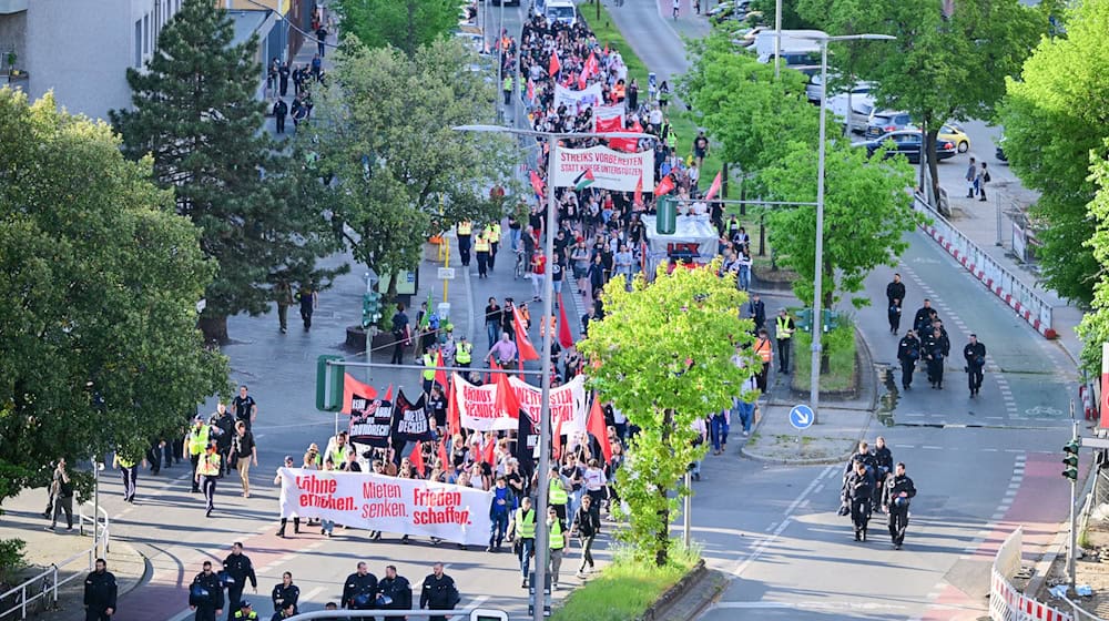 «Nie wieder Krieg» heißt es auf einem Plakat. / Foto: Sebastian Christoph Gollnow/dpa