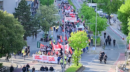 «Nie wieder Krieg» heißt es auf einem Plakat. / Foto: Sebastian Christoph Gollnow/dpa