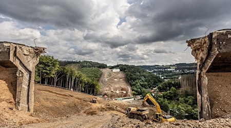 Hier stand mal eine Brücke: Die Rahmede-Talbrücke an der A45 bei Lüdenscheid wurde im Mai 2023 gesprengt. (Archivbild) / Foto: Dieter Menne/dpa