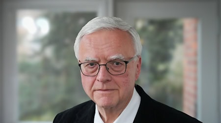 Papst Franziskus hatte dem Erzbischof Heiner Koch im Jahr 2015 das erzbischöfliche Pallium verliehen (Archivbild). / Foto: Soeren Stache/dpa