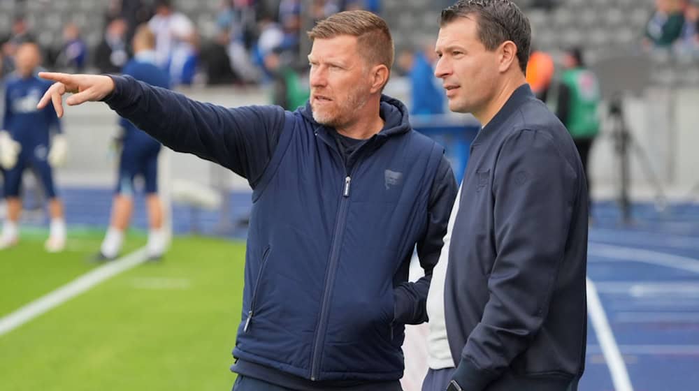 Herthas Sportdirektor Benjamin Weber (r) sucht einen Nachfolger für den am Sonntag zurückgetretenen Andreas "Zecke" Neuendorf. / Foto: Soeren Stache/dpa