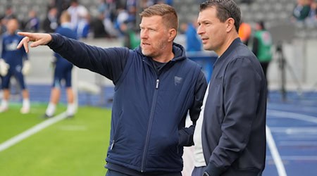 Herthas Sportdirektor Benjamin Weber (r) sucht einen Nachfolger für den am Sonntag zurückgetretenen Andreas "Zecke" Neuendorf. / Foto: Soeren Stache/dpa