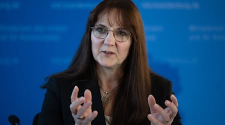 Brandenburgs Innenministerin Katrin Lange (SPD) nennt den Haushaltsplan für ihr Ressort «solide und verantwortungsvoll». (Archivbild) / Foto: Soeren Stache/dpa