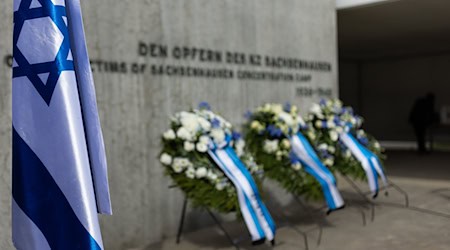 Zum nationalen israelischen Gedenktag Jom Ha-Schoah wurde auch im KZ Sachsenhausen den Opfern des Holocausts gedacht. / Foto: Hannes P. Albert/dpa