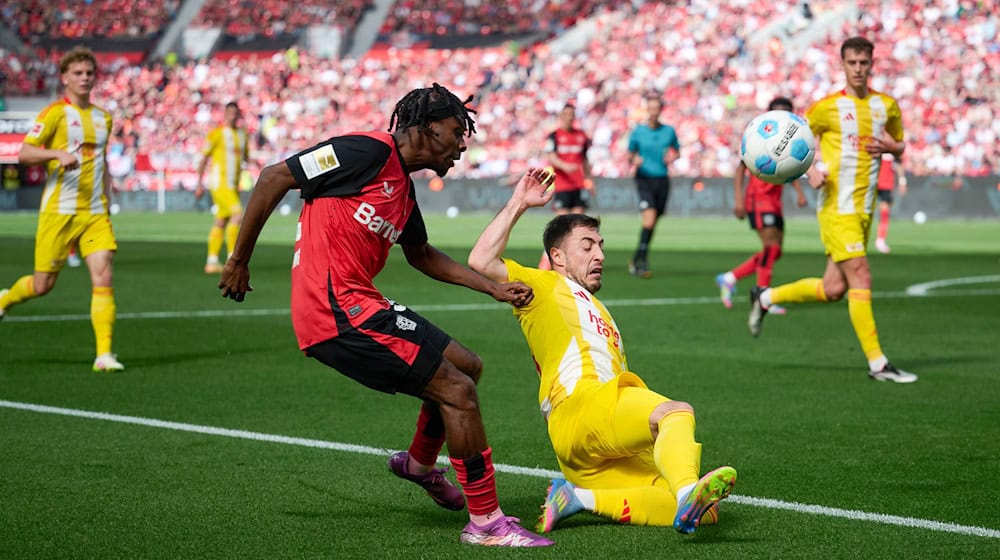 Josip Juranovic (r) vom 1. FC Union hat sich verletzt. / Foto: Bernd Thissen/dpa