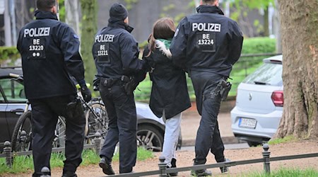 Fünf Frauen und zehn Männer wurden vorübergehend festgenommen.  / Foto: Sebastian Christoph Gollnow/dpa